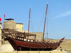 002 Museum, Al-Fahidi Fort mit Dhau.JPG